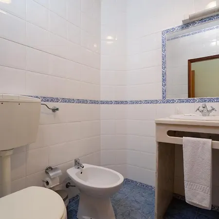 Pensión Residencial Capri *